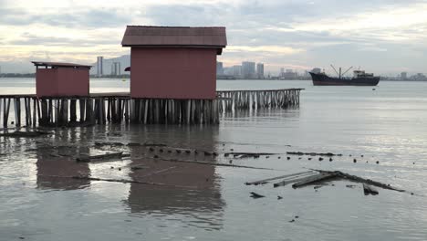 Viejo-Barco-Abandonado-En-El-Embarcadero-Del-Clan,-Penang.